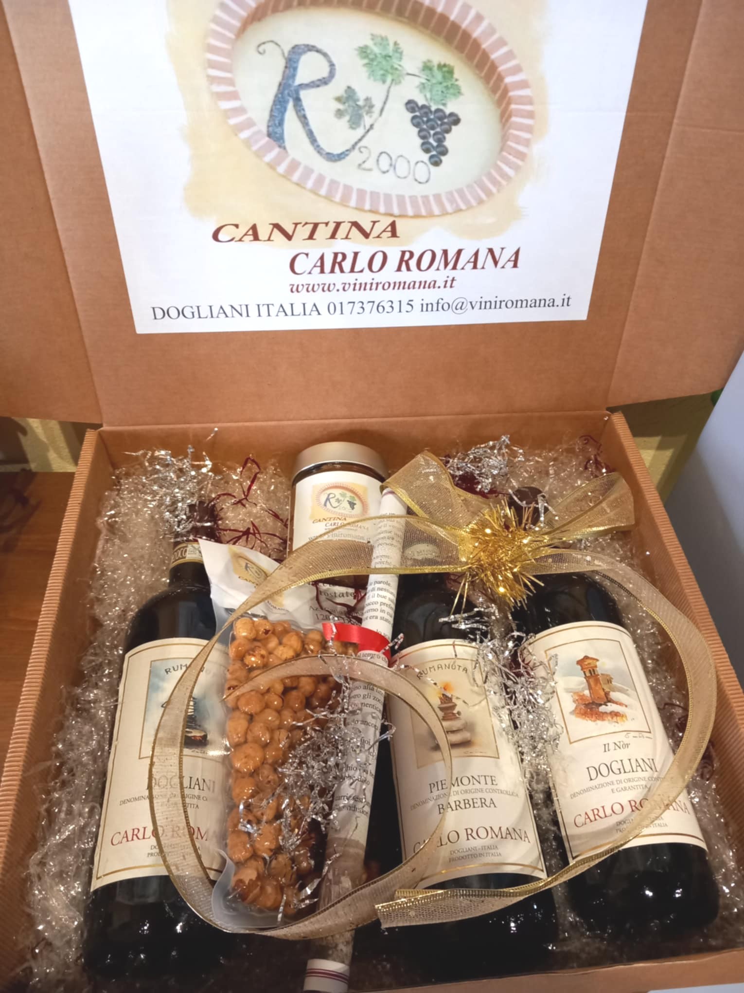 Scatola con vini e nocciole